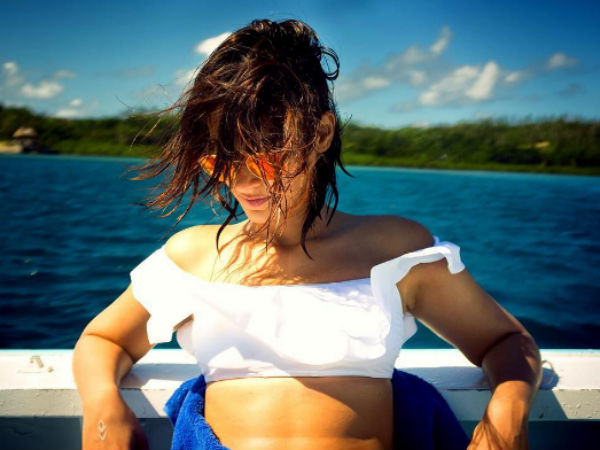 வெள்ளை நிற பிகினி!