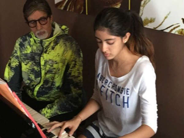 வெள்ளை நிற டி-ஷர்ட்