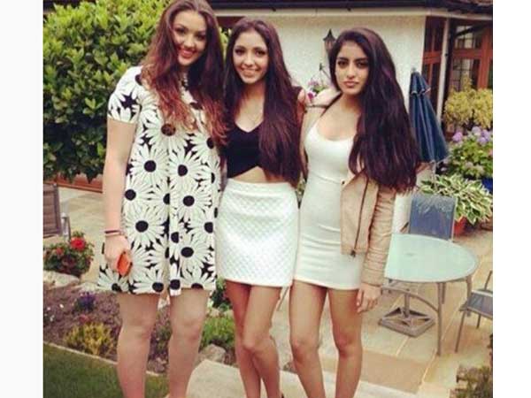 வெள்ளை நிற குட்டையான உடை