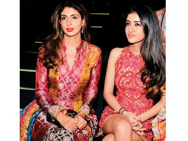 சிவப்பு நிற உடை