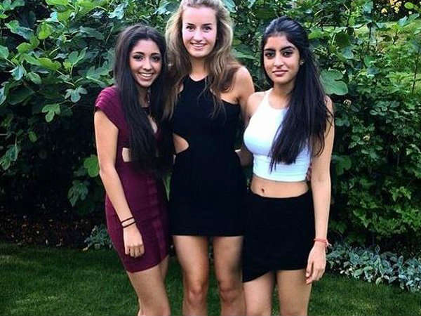 வெள்ளை நிற டாப்ஸ் மற்றும் கருப்பு நிற ஸ்கர்ட்