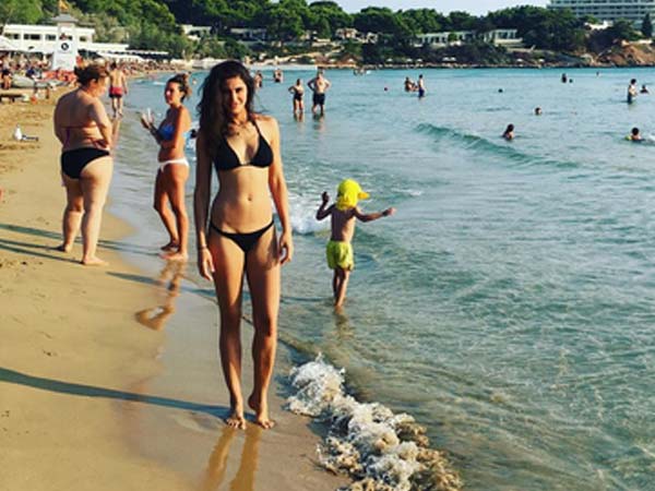 கருப்பு நிற பிகினியில் நர்கிஸ்