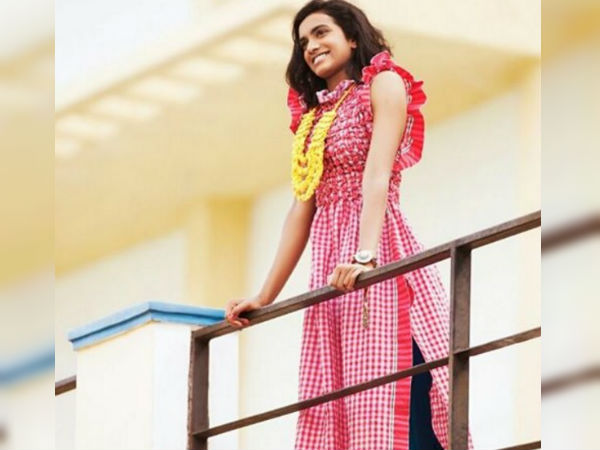 ரோஸ் நிற உடையில்!