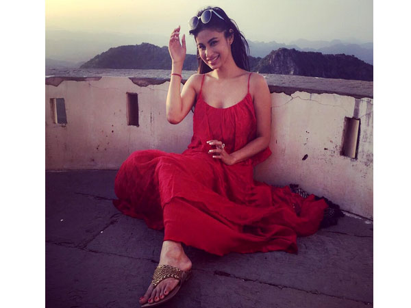 சிவப்பு நிற மேக்ஸி உடை