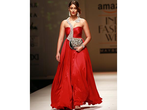 சிவப்பு நிற கவுன்