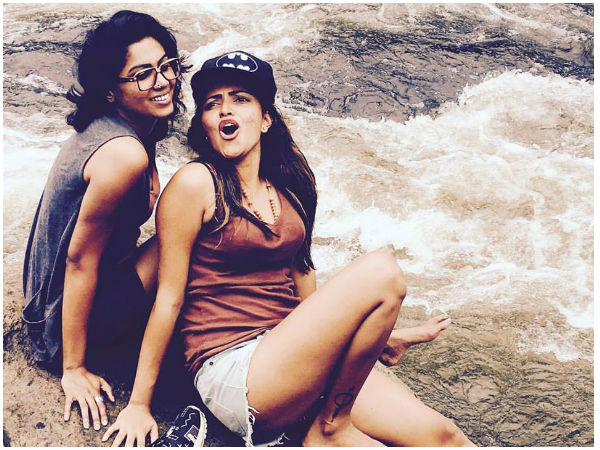 ப்ரௌன் டாப்ஸ் மற்றும் ஜீன்ஸ் ஷாட்ஸ்