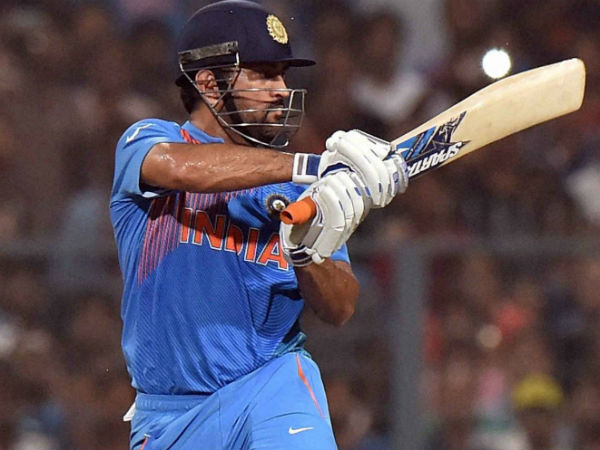 அதிர வைத்த டோணி!