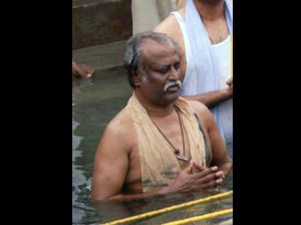 கார் அருகே...