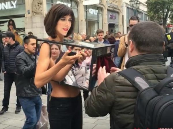 என்ன செய்கிறார்?