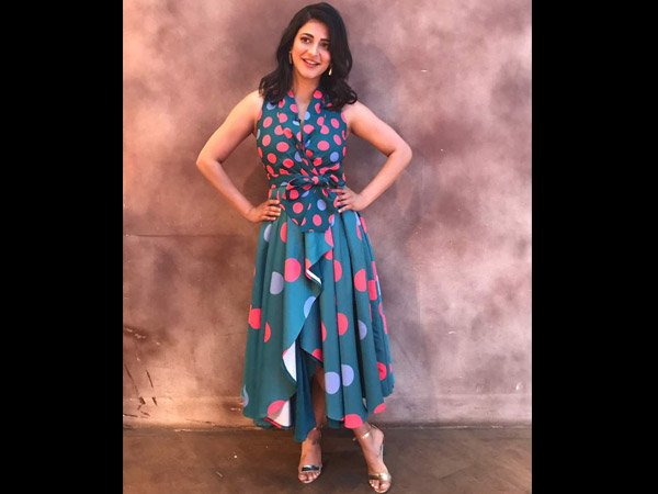 பெரிய போல்கா டாட்ஸ் கொண்ட உடை