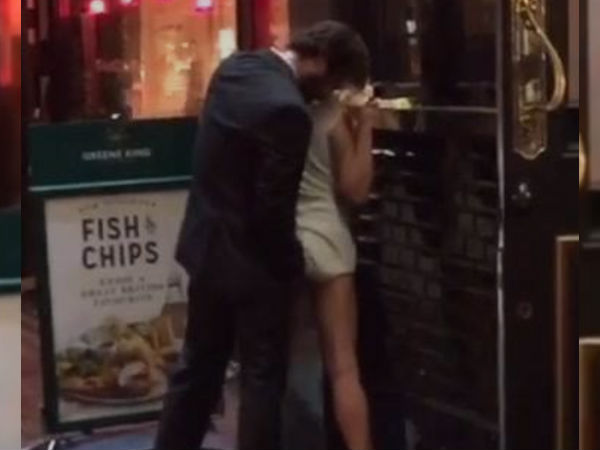 பார் வெளியே...