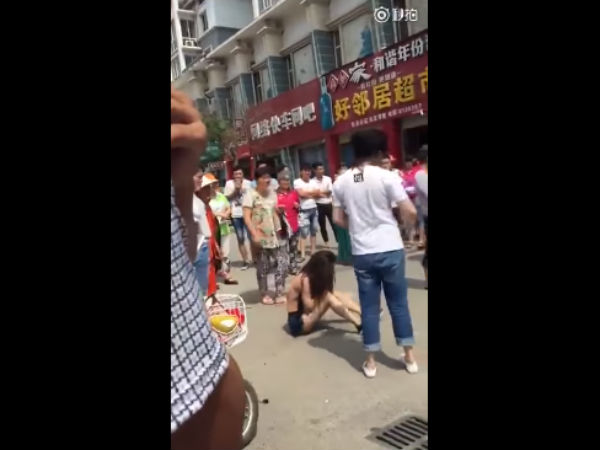 வரிசையில் நிற்கும் பெண்கள்!