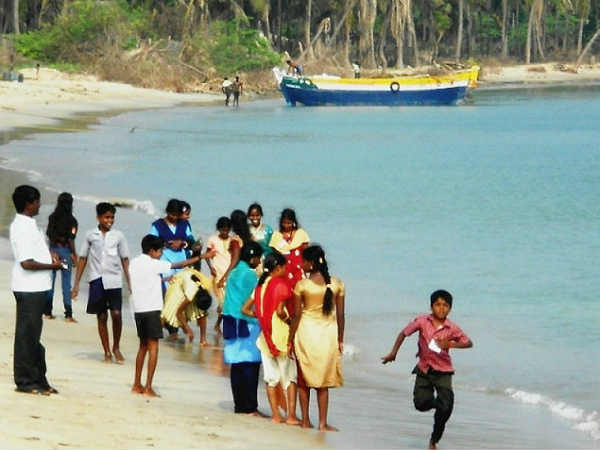நண்பர்கள் வேறு உறவுகள் வேறு : நண்பர்கள் வேறு உறவுகள் வேறு :