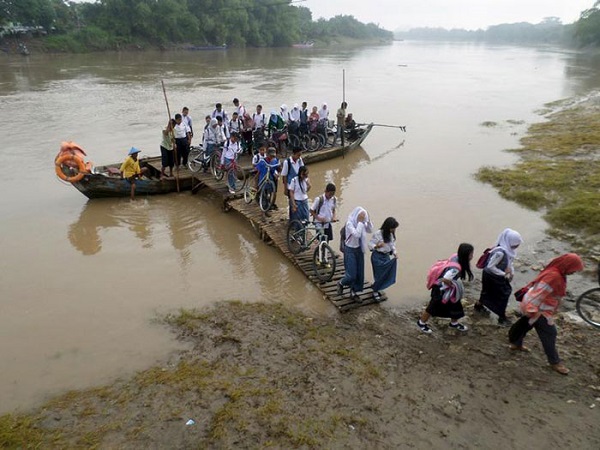 5. மரப்படகில் பயணம்