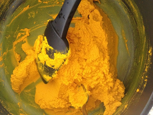 பால் மற்றும் மஞ்சள் : 