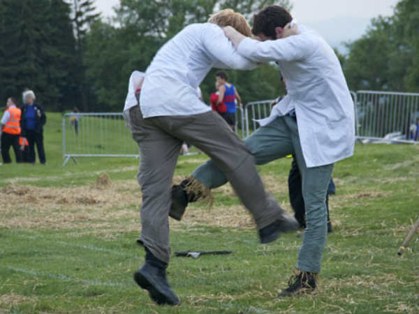 சின் கிக்கிங் : 