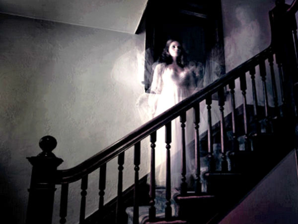 பேய் அருகில் : 