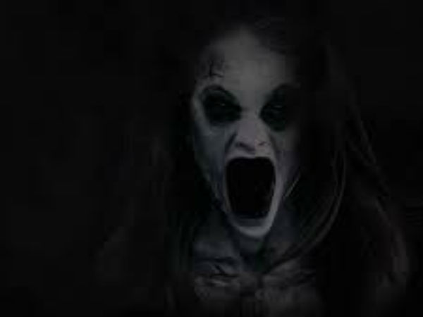 உள்ளேயிழுக்கும் பேய் : 