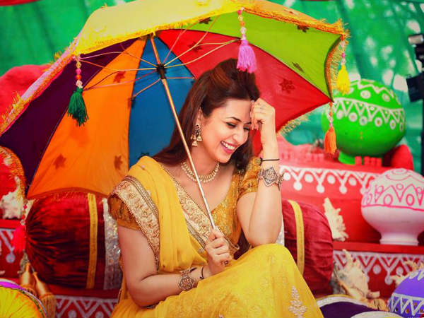 அடர்ந்த நிற உடையை பயன்படுத்துங்கள் 