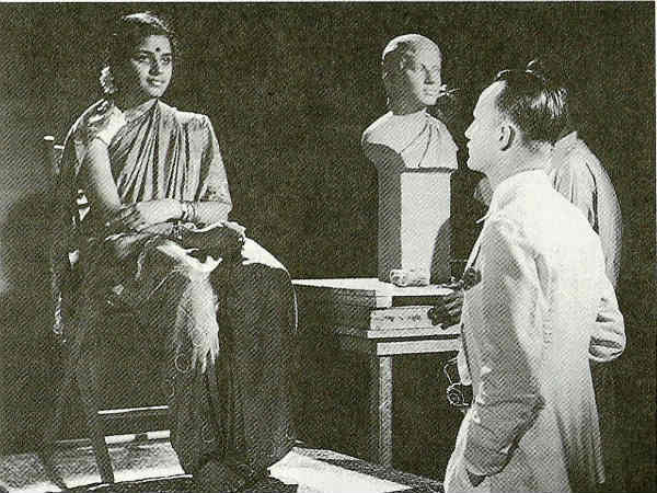 திரையில் அறிமுகம் : 