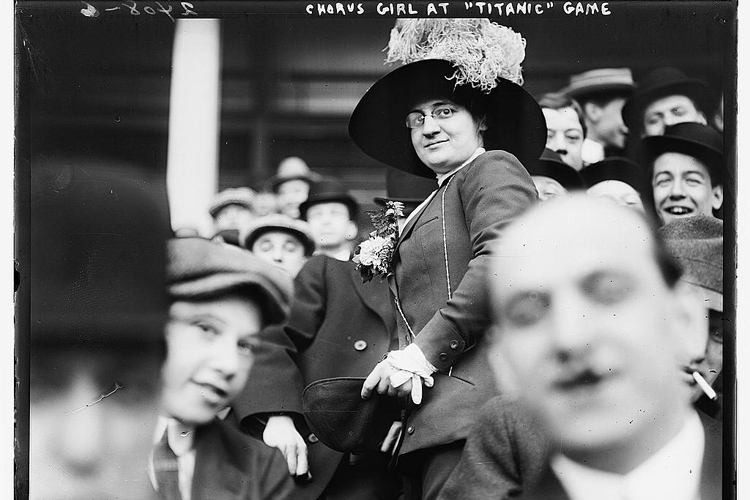 கோரஸ் பெண் 