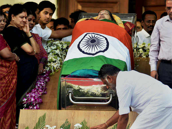 மரணத்தில் மர்மம் : 