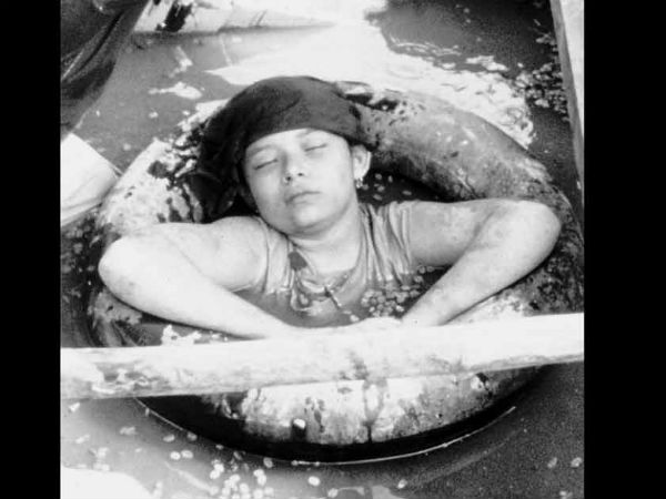 கழுத்தளவு தண்ணீரில் : 