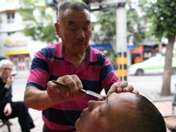 கண்களுக்கு சவரம் : 