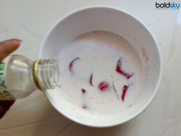  ரோஜா இதழ்களும், பாலும்: