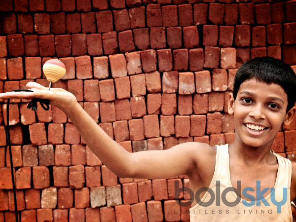 கலர் கலர் பம்பரம், உடைந்தால் களேபரம்!