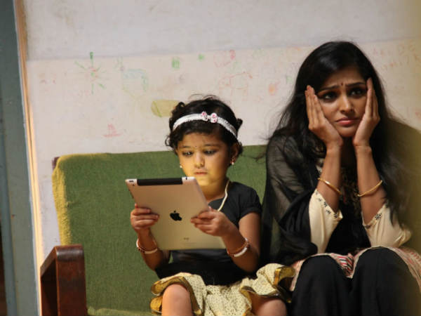 பள்ளி ஆசிரியை : 