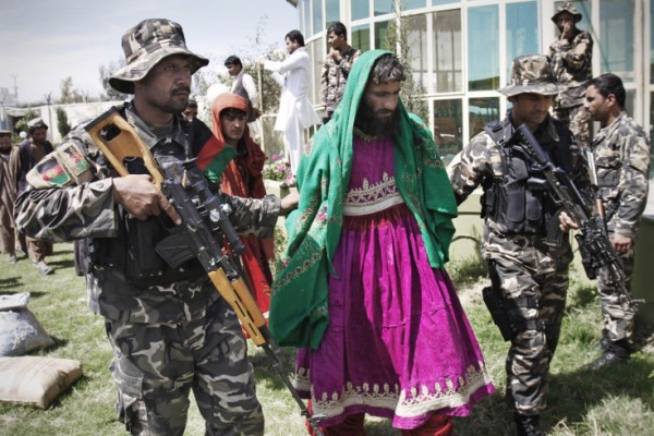 பெண் வேடத்தில் போராளி! பெண் வேடத்தில் போராளி!