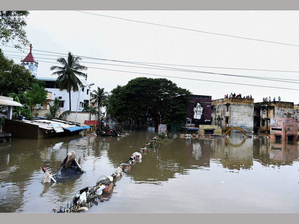  என்னக்கா.... இந்த மழைல எங்க கிளம்பிட்டீங்க? 