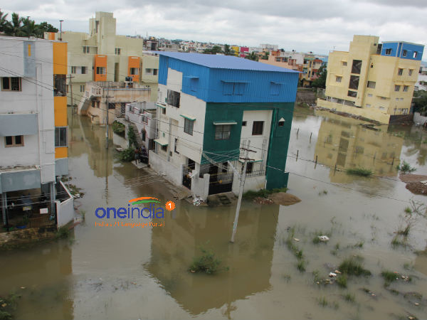 இடுப்பளவு தண்ணீர் : 