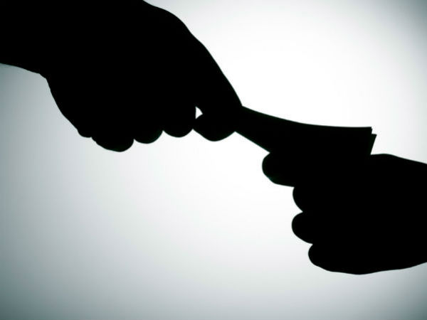 லஞ்சம் கொடுத்து பெண் எரிப்பு : லஞ்சம் கொடுத்து பெண் எரிப்பு :