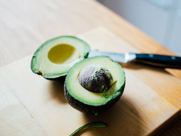 குருதி நெல்லியுடன் வெண்ணெய் (அவாகடோ) மற்றும் ரோஸ் வாட்டர் சேர்ப்பு: