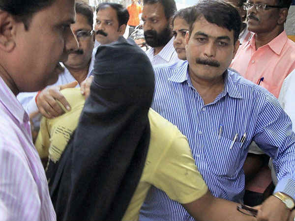 பெண் பத்திரிகையாளர் :