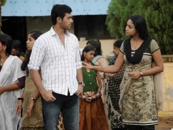 அவளும் கவனிக்கிறாள் : 