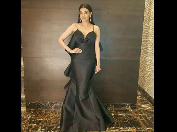 கருப்பு நிற கவுன்