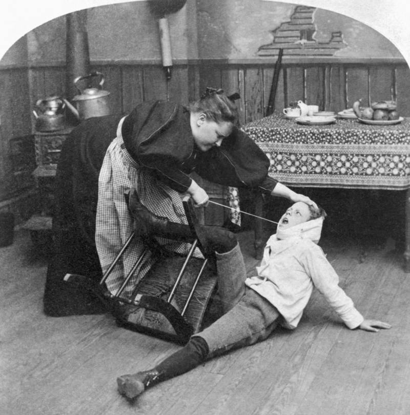 கத்திய விட்டு ஆட்டுறாங்க...