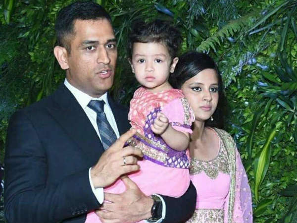 எம் எஸ் டோனி, சாக்ஷி, ஜிவா