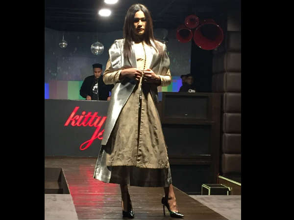 சில்வர் உடை