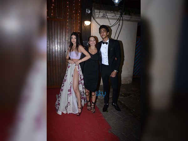 ஸ்கர்ட்டை சரிசெய்த அலானா