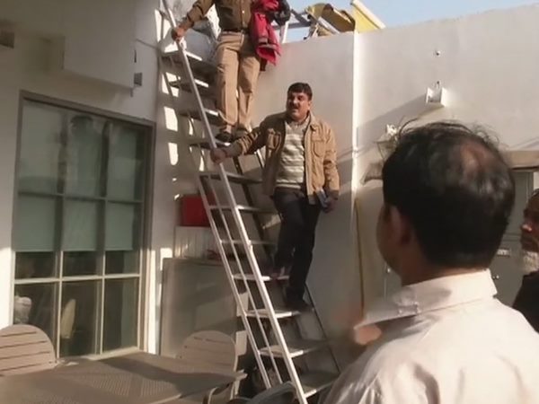 ஏணிக்கு அருகில் போகக் கூடாது 