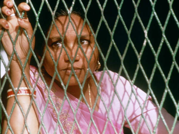 குள்ளமான பெண் : 