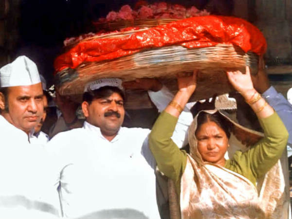 பொதுமக்கள் முன்னிலையில் : 