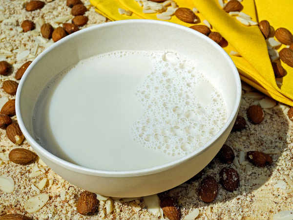 10 பாதாம் பருப்பு மற்றும் பால் 