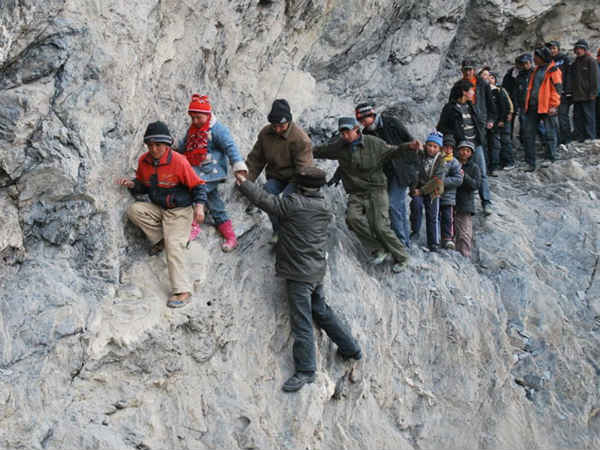 மலையை குடைத்து ஓர் வழி : 