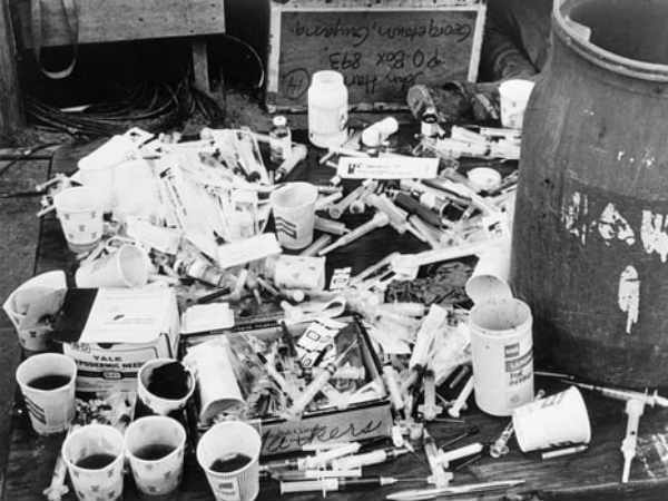 குழந்தைகளின் வாயைத் திறந்து விஷத்தை ஊற்று : 