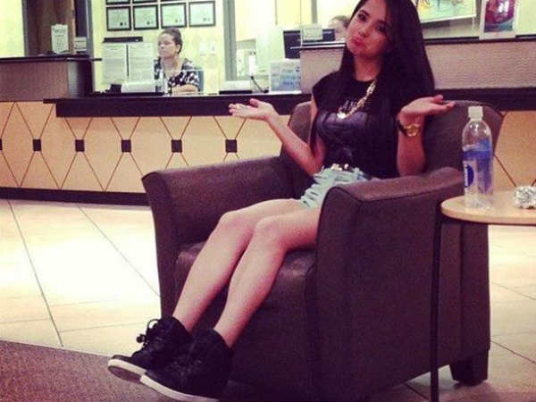 கால் தரையிலயே படக்கூடாது : 